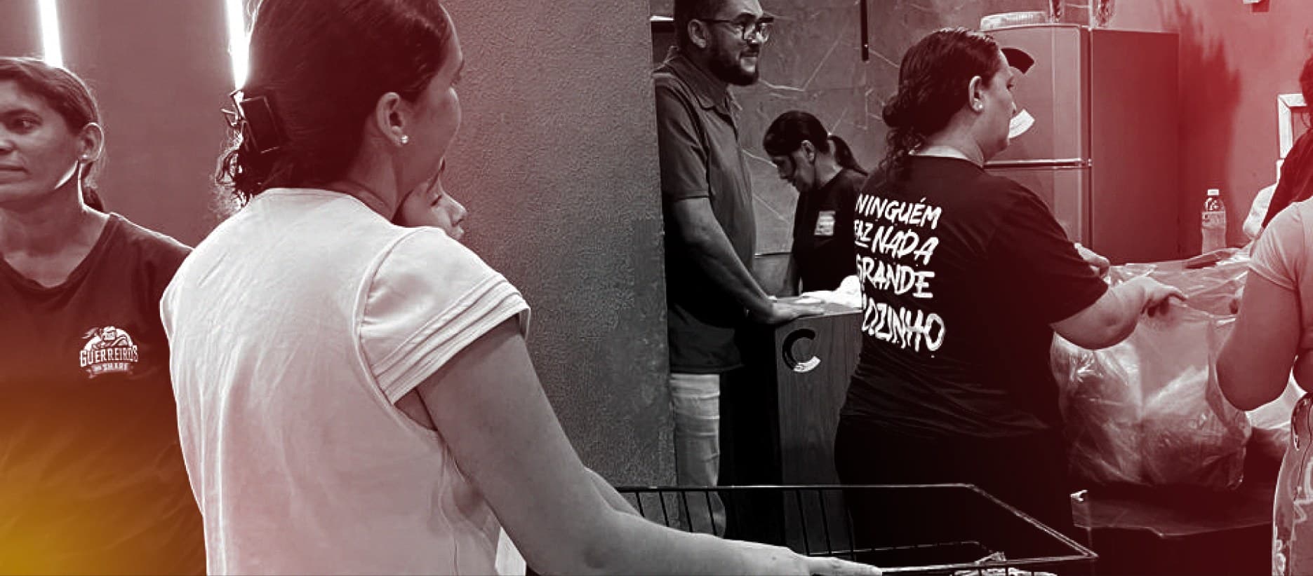 Voluntários organizando doações de alimentos no Mercado Solidário da Igreja Colheita