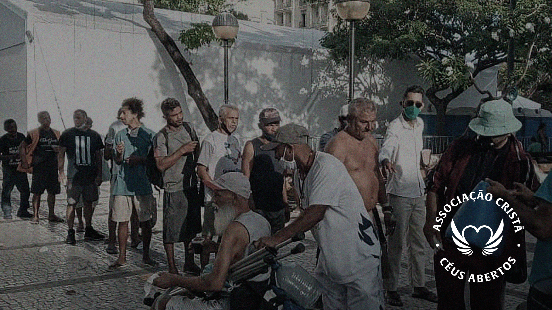 Voluntários da Associação Cristã Céus Abertos atendendo pessoas em situação de rua